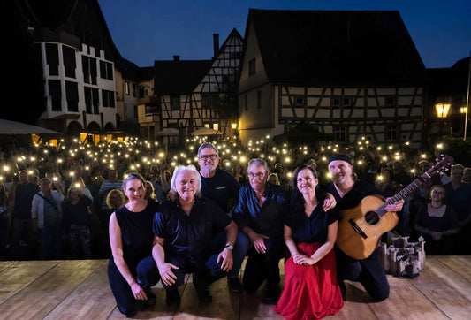 Dhalia’s Lane mit Bürgermeister Erik Kadesch auf der Bühne bei „Mörlenbach erleben“, vor zahlreichen Zuschauern mit leuchtenden Handlichtern.